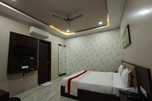 Ένα ή περισσότερα κρεβάτια σε δωμάτιο στο Hotel Jai Harsh