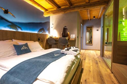 a bedroom with a large bed in a room at Teverone Suites & Wellness in Lamosano