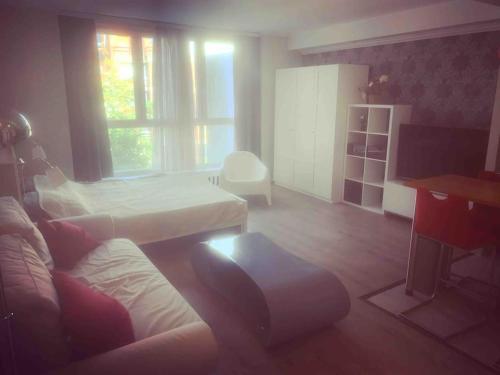 Una cama o camas en una habitación de Bright Appartement in Brussels