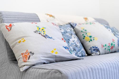 a group of pillows sitting on top of a bed at Alle 6 palme in Ercolano