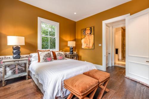 Villa Northcote Luxurious 4BR Wood Fireplace Leura في ليورا: غرفة نوم بسرير ونافذة