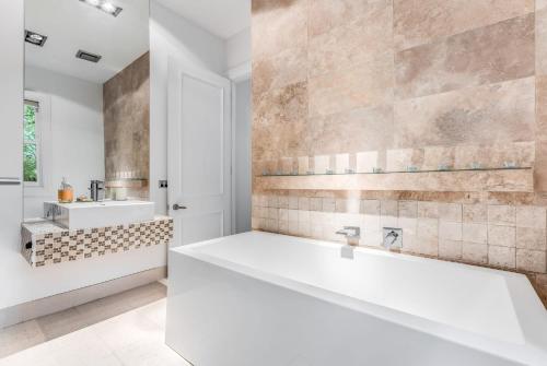 łazienka z dużą wanną i umywalką w obiekcie Villa Northcote Luxurious 4BR Wood Fireplace Leura w mieście Leura