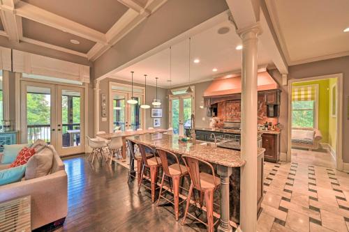 Η κουζίνα ή μικρή κουζίνα στο Upscale Family Home with Dock on Lake Hartwell!
