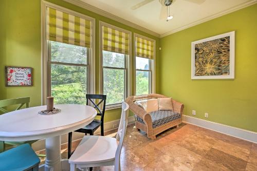 Χώρος καθιστικού στο Upscale Family Home with Dock on Lake Hartwell!