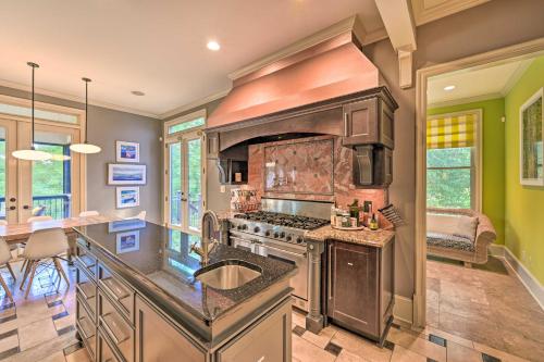 Η κουζίνα ή μικρή κουζίνα στο Upscale Family Home with Dock on Lake Hartwell!