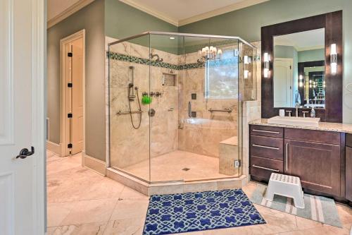 Ένα μπάνιο στο Upscale Family Home with Dock on Lake Hartwell!