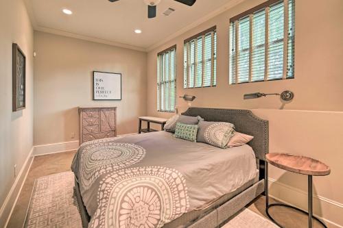 Ένα ή περισσότερα κρεβάτια σε δωμάτιο στο Upscale Family Home with Dock on Lake Hartwell!