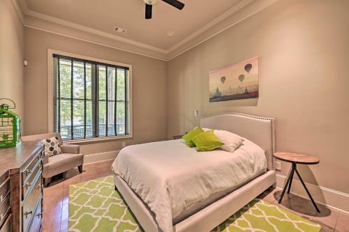 Ένα ή περισσότερα κρεβάτια σε δωμάτιο στο Upscale Family Home with Dock on Lake Hartwell!
