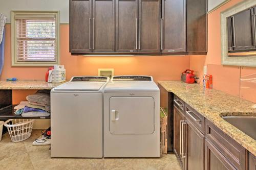Η κουζίνα ή μικρή κουζίνα στο Upscale Family Home with Dock on Lake Hartwell!