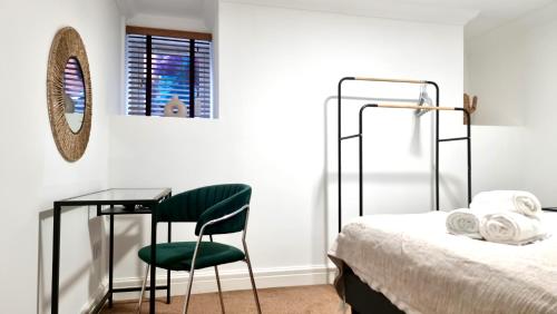 Letto o letti in una camera di Thompson Apartments by Switchback Stays