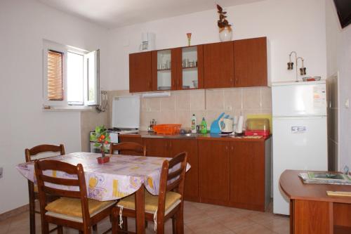 Kuchyň nebo kuchyňský kout v ubytování Apartments Kairos - Bili 9