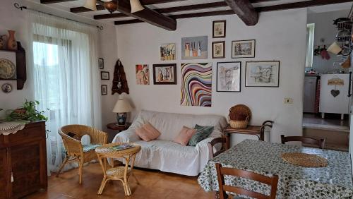 - un salon avec un canapé et une table dans l'établissement Casa dei Lavatoi Pitigliano, à Pitigliano
