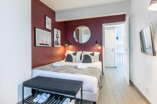 une chambre avec un grand lit et un miroir dans l'établissement Sweett - Grands Boulevards, à Paris