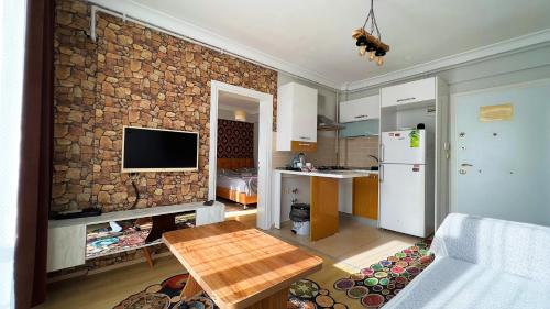 uma cozinha e sala de estar com uma parede de pedra em Edirne House em Edirne