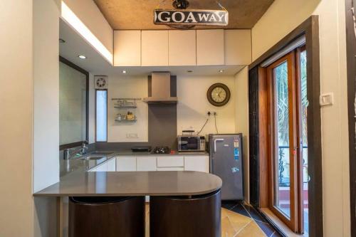 una cucina con piano di lavoro e frigorifero di Walk to Calangute beach from this beautiful studio a Calangute
