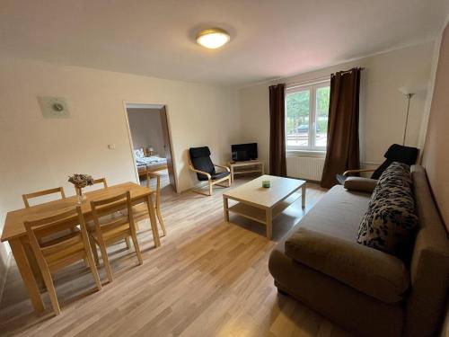 una sala de estar con un sofá y una mesa en Hotel Rohanov, en Lhota nad Rohanovem