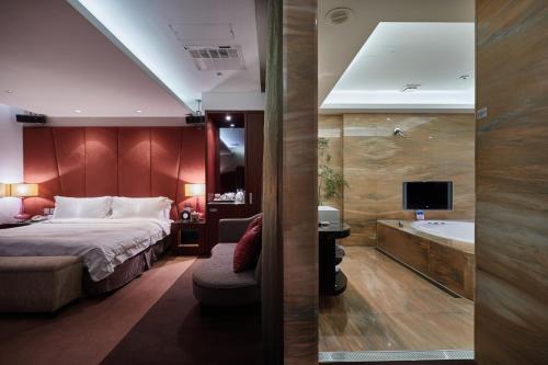 Habitación de hotel con cama y bañera en Tango Motel, en Taipéi
