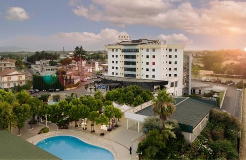 una vista aérea de un hotel con piscina en Edra Palace Hotel & Ristorante en Cassino