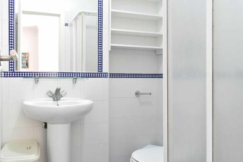 bagno bianco con lavandino e specchio di Piso Saturno Bajo C Conil Alquileres Atardecer a Conil de la Frontera