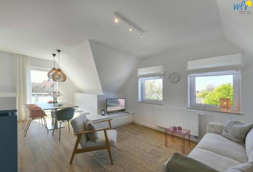 ein Wohnzimmer mit Sofa und Tisch in der Unterkunft Haus am Dorfbrunnen Ferienwohnung Düne in Wangerooge