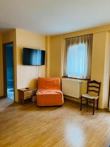 Μια τηλεόραση ή/και κέντρο ψυχαγωγίας στο Luxury Apartment Llops HUT-7760 , 5 pax