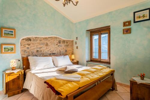 ein Schlafzimmer mit einem großen Bett in einem Zimmer in der Unterkunft Il Belvedere sulla Valle House in Pescia