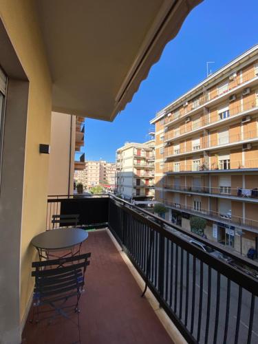 een balkon met een tafel en stoelen en een gebouw bij Morelli B&B in Rossano Stazione