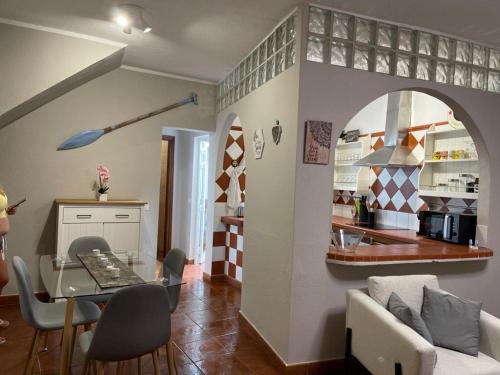 Il comprend une cuisine et un salon avec une table et des chaises. dans l'établissement Casa Tortuga 1era linea de playa, à Alcalá