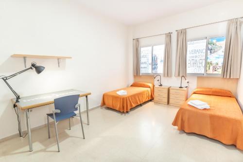 Postel nebo postele na pokoji v ubytování Albergue Inturjoven Sevilla