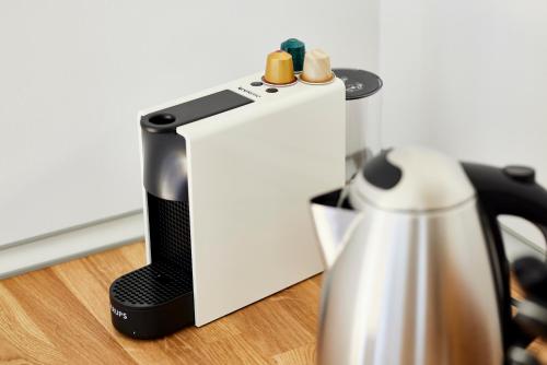 a coffee maker and a tea kettle on a table at Apartmenthaus am Tegernsee - Studios mit Küchenzeile und mit Bus erreichbar in Bad Wiessee