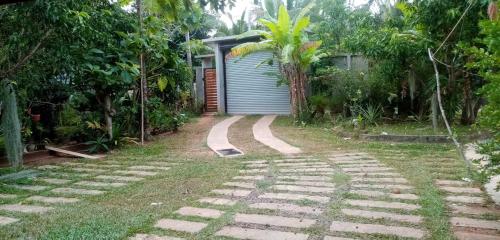 Jardín al aire libre en Family Rest Rooms Anuradhapura