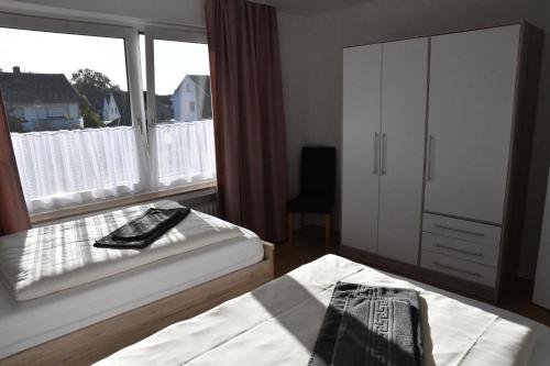 Un dormitorio con una cama y una ventana grande. en Ferienappartment Lotte, en Lotte