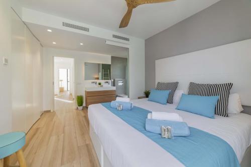 ポルト・ダルクディアにあるVilla Alicemar beachのベッドルーム1室(大型ベッド2台、青い枕付)
