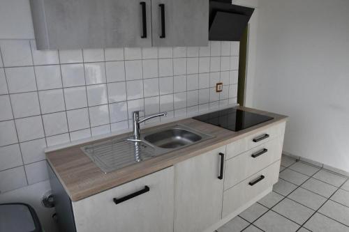 una cocina con fregadero y encimera en Ferienappartment Lotte, en Lotte