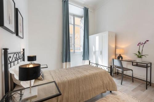 - une chambre avec un lit, un bureau et une chaise dans l'établissement Apartments Florence-4 bedroom in Pellicceria (sx), à Florence
