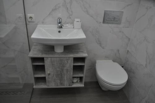 Bilik mandi di Dwell Apartments