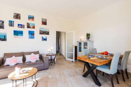 un salon avec une table et un canapé dans l'établissement Imperial AP4318 by Riviera Holiday Homes, à Nice
