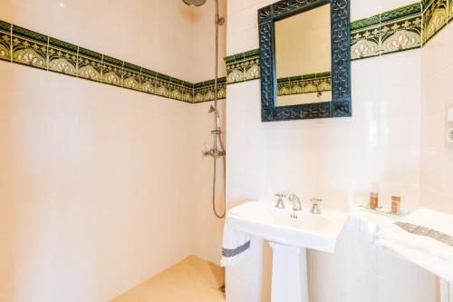 une salle de bain blanche avec un lavabo et un miroir dans l'établissement Imperial AP4318 by Riviera Holiday Homes, à Nice