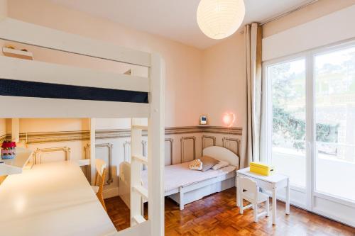 une chambre avec un lit superposé et un bureau dans l'établissement Imperial AP4318 by Riviera Holiday Homes, à Nice
