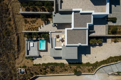 een uitzicht op een huis met een zwembad bij Rising Sun - Natural Luxury near the beach, Paros in Molos Parou
