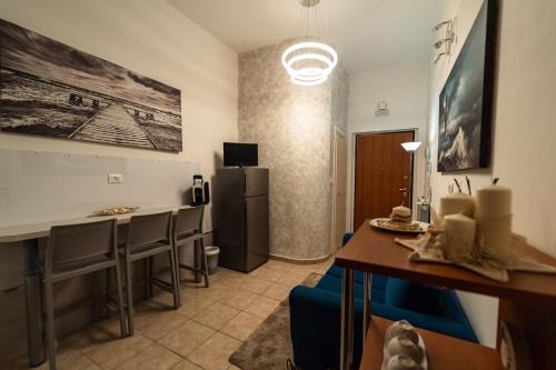 a living room with a bar and a kitchen at Sole Luna B&B in Pescara