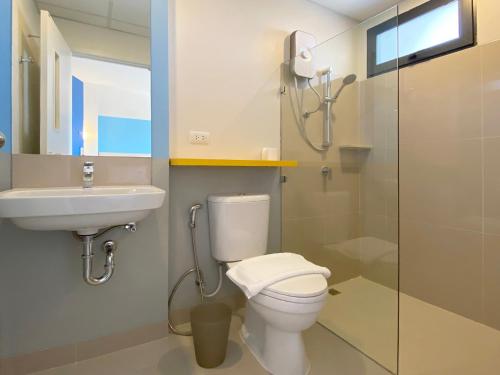 een badkamer met een toilet, een wastafel en een douche bij Hop Inn Bangkok Bangna in Bangkok