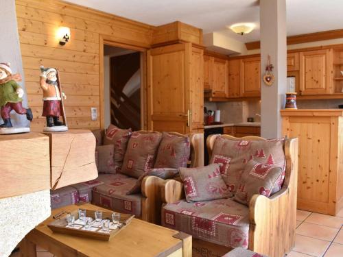 un salon avec un canapé et une table dans l'établissement Chalet 10 personnes à Méribel avec Sauna, Cheminée et Garage - FR-1-180-568, à Les Allues