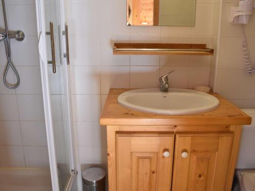 une salle de bain avec un lavabo et une douche dans l'établissement Chalet 10 personnes à Méribel avec Sauna, Cheminée et Garage - FR-1-180-568, à Les Allues