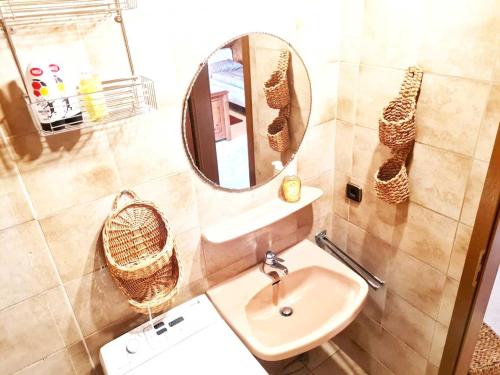 uma casa de banho com um lavatório e um espelho em Calm located Penthouse in Langenloh em Petersaurach