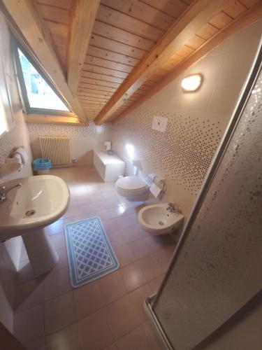 an overhead view of a bathroom with two sinks and a shower at B&B Piazzi di Katia in Caderzone Terme