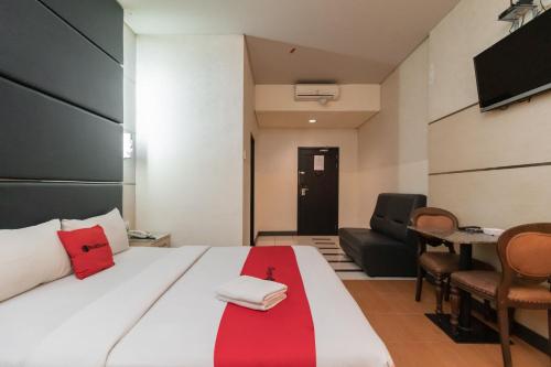 Postel nebo postele na pokoji v ubytování RedDoorz at Jalan Gunung Sahari