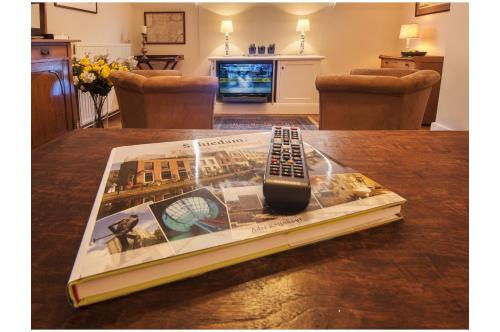 Televisyen dan/atau pusat hiburan di B&B De Schiedamse Suites