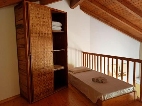 a bedroom with a bed and a closet with shoes on it at Sal&Love apt in Porto Antigo in Santa Maria