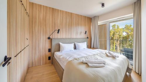 Un pat sau paturi într-o cameră la Bałtycki Apartamenty, Sun & Snow